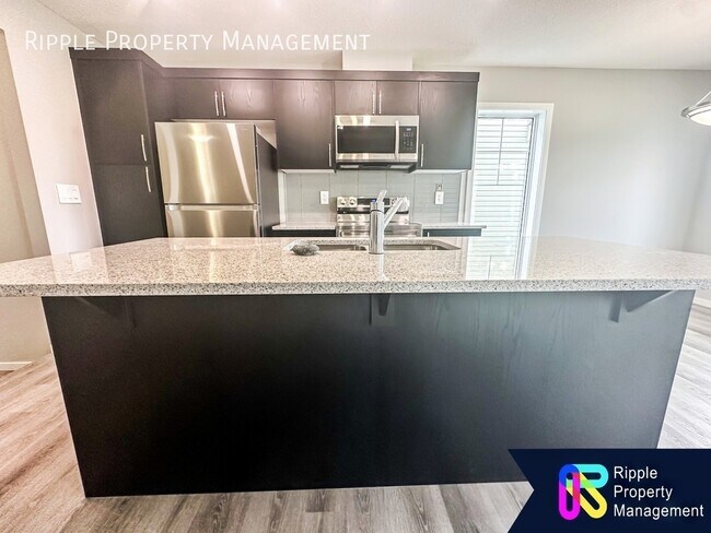 Photo du bâtiment - AMAZING MODERN 3 BEDS/ 2.5 BATHS TOWNHOUSE...