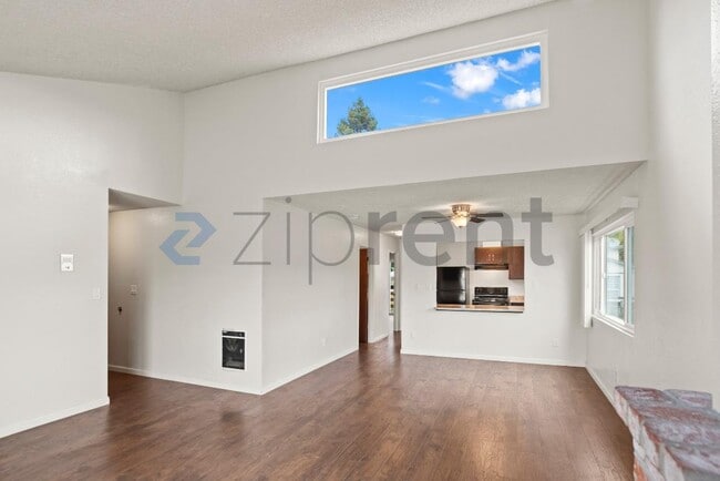 Building Photo - Unit 4