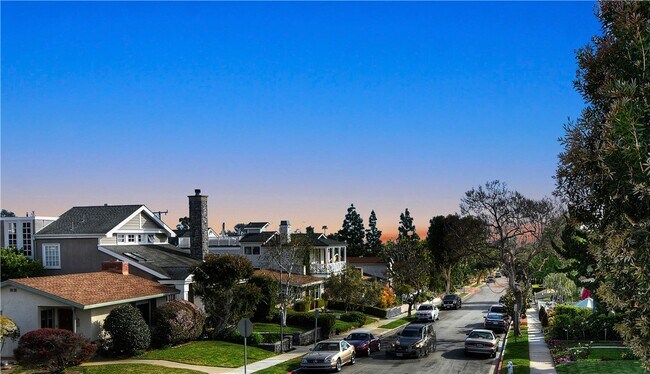 Building Photo - 3541 Lilac Ave