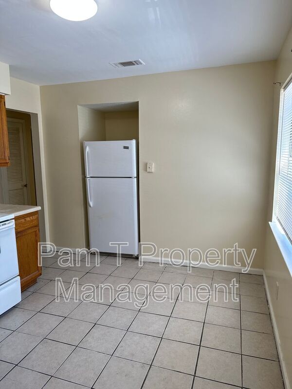 Building Photo - 3 Oak Forest Ln