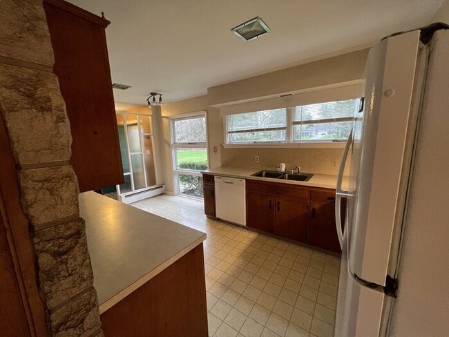 Building Photo - Beautiful 3 bed 2 bath ranch Style Home on...