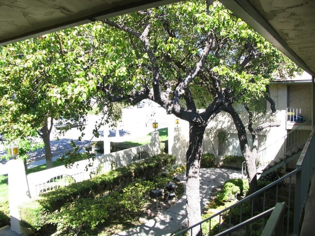 Building Photo - Spacious 1 Bedroom 1 Bath Upstairs Unit Apartment