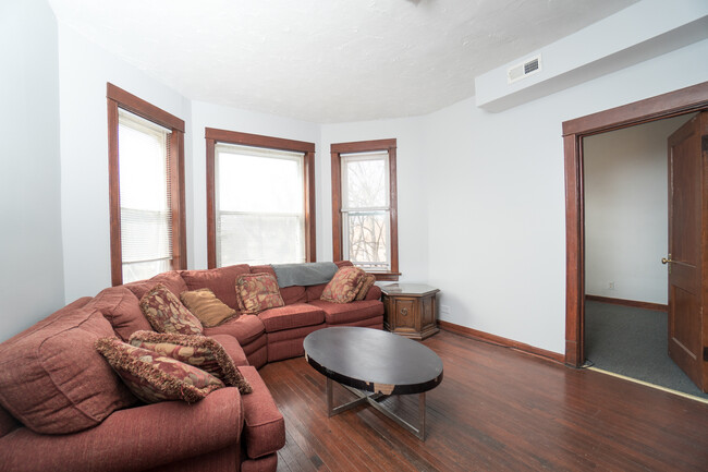 Building Photo - 723 N Trumbull Ave