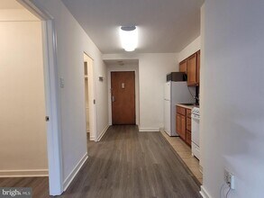 Building Photo - 604 S Washington Square