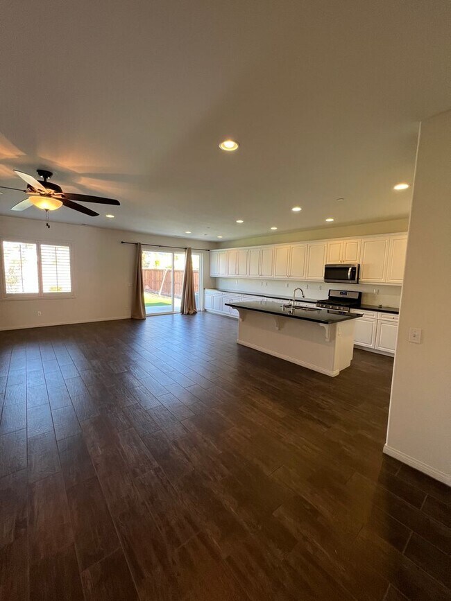 Building Photo - 9914 Sentinel Peak Place, Bakersfield CA 9...