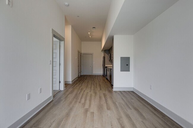 Building Photo - Walk to Geodis - 1 Bed Condo in WEHO!