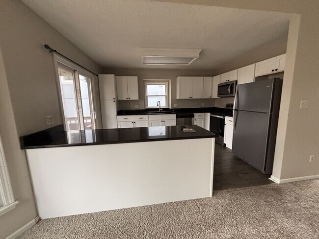 Foto del edificio - 3BR/2BA w/ Fenced Yard + Patio/Deck and 2-Car Garage in Olathe