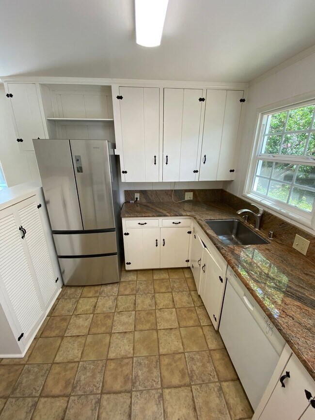 Foto del edificio - Charming 2BR-1BA Home with Beautiful Backy...