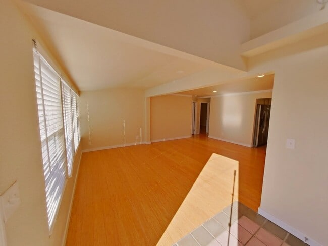Building Photo - Updated 3Bed/2Bath Home - HUGE Backyard!