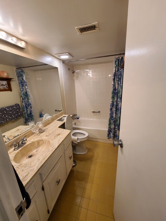 Guest bathroom - 3300 Ocean Shore Ave