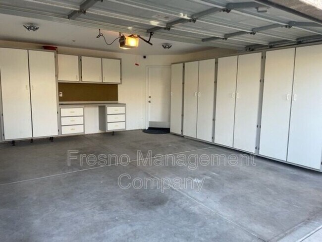 Building Photo - 6168 N Stockdale Dr