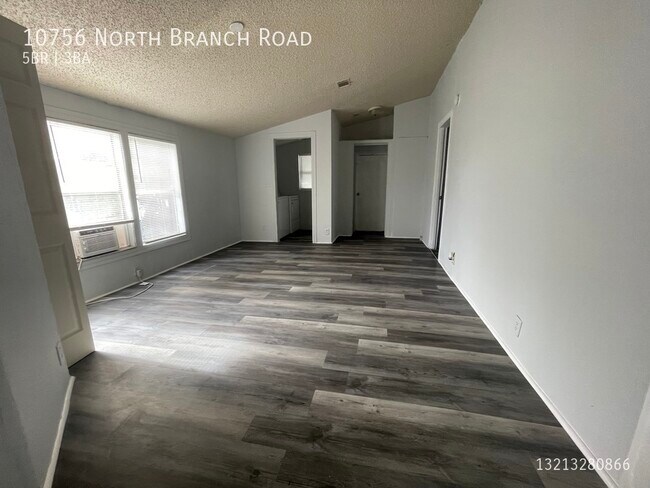 Building Photo - Very Spacious 5/3 Mobile Home
