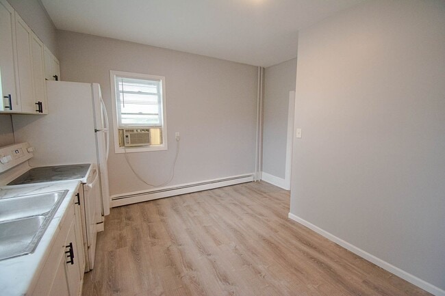 Building Photo - 836 S Newton Ave