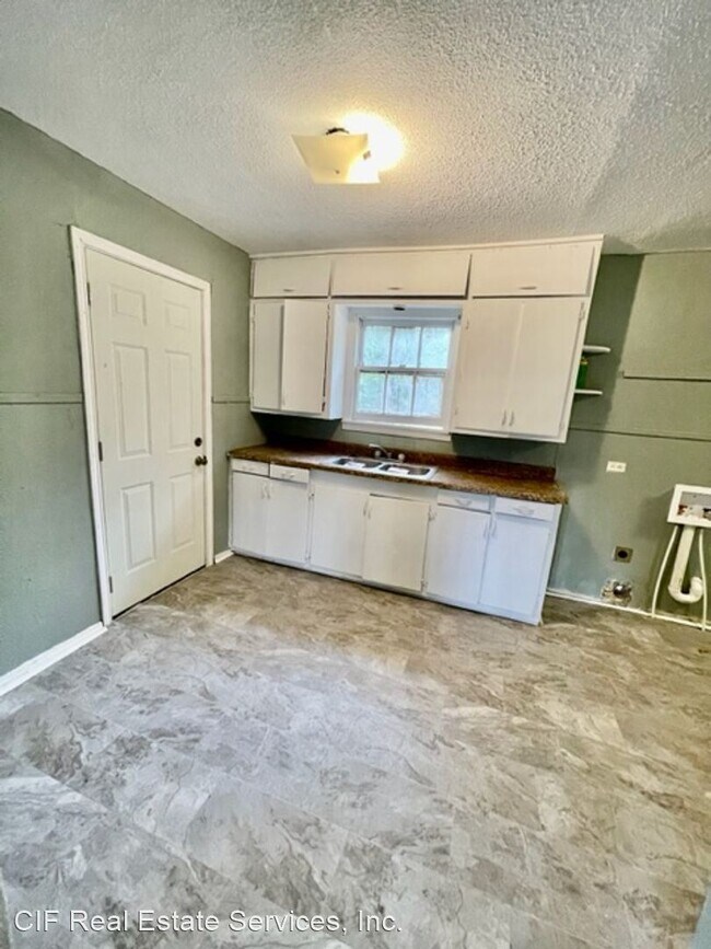 Building Photo - 2 br, 1 bath House - 3917 Roselawn Dr.