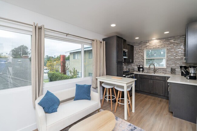 Foto del edificio - New Charming ADU!!! 1 Bed/1 Bath 490 Sq. Ft. $2,300/mo.