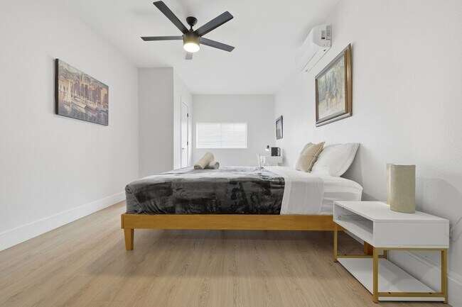 Building Photo - 4 bed with back yard in great East side location.