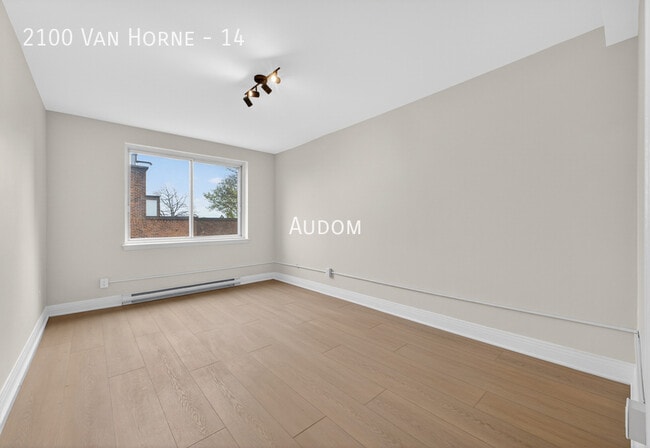 Photo du bâtiment - 2100 Av. Van Horne