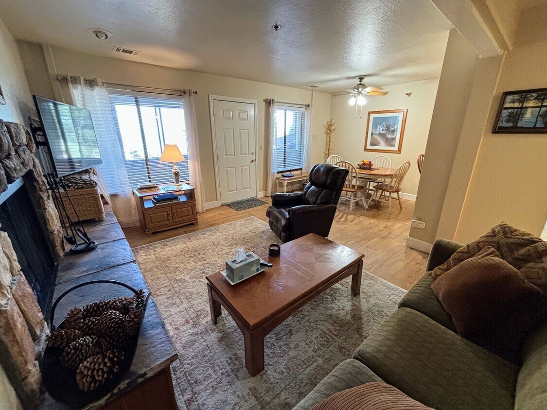 Primary Photo - Cozy unit close to skiing!