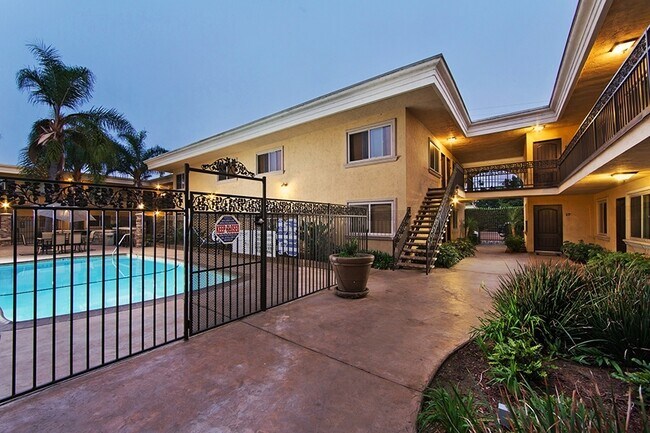 Building Photo - Newly Remodeled Condo - Complex W/ Pool, G...