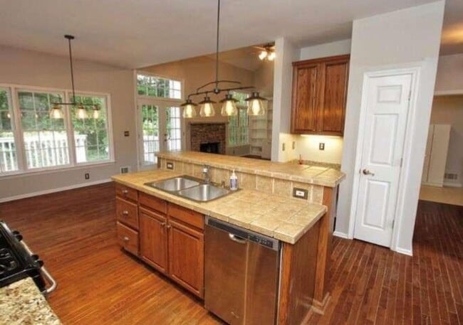 Building Photo - Spacious 4BR House in Dunwoody. Close to 2...