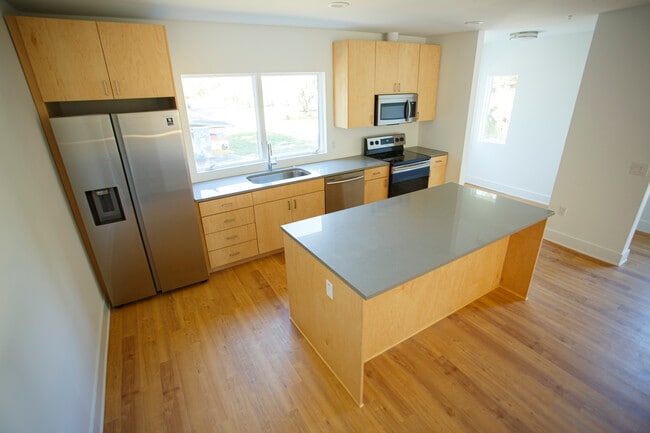 Building Photo - 1300 Francis Ave