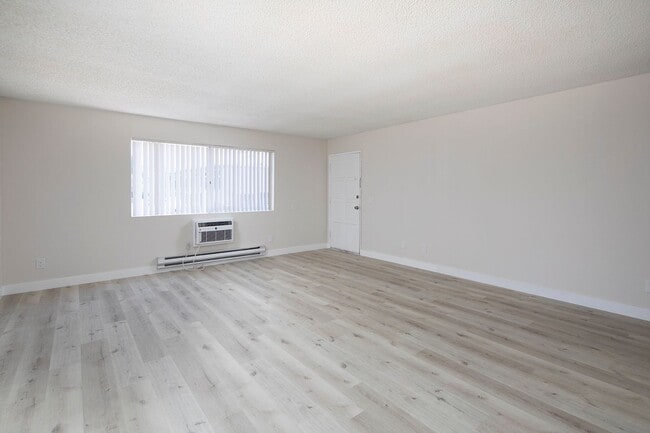 Building Photo - Gorgeous 1 Bedroom with AC and Parking in ...