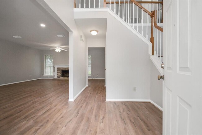 Building Photo - 2803 Lake Colony Dr