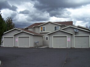 Building Photo - 2150 SW Canyon Dr