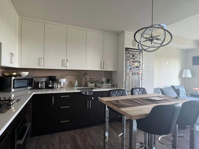Photo du bâtiment - Stylish Living -- Modern 2-Bed, 2-Bath Con...
