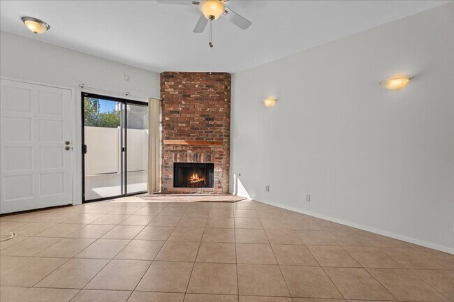 Foto del edificio - Light Filled Townhome Style Condo with Private Patios and Direct Access