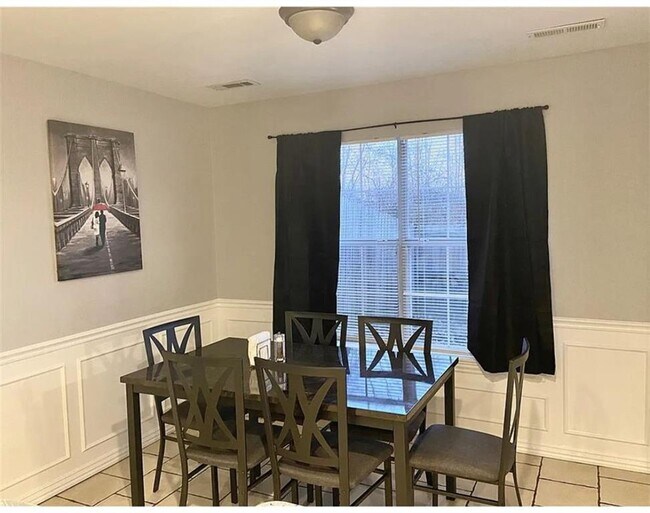 Building Photo - 826 W Peachtree Dr