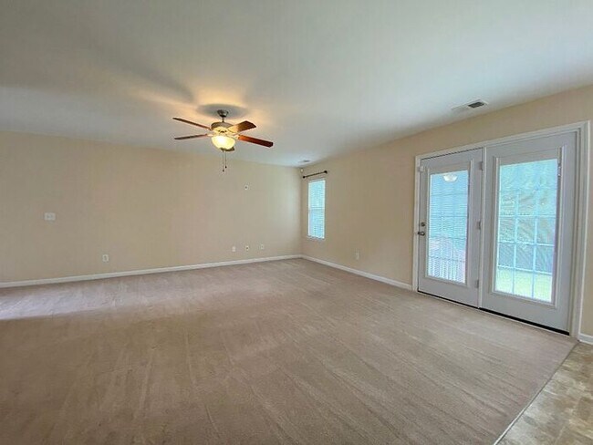 Building Photo - Well maintained 3 bedroom, 2 bath newer ho...