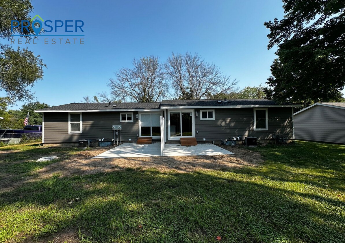 Primary Photo - 521 Cedar Dr N