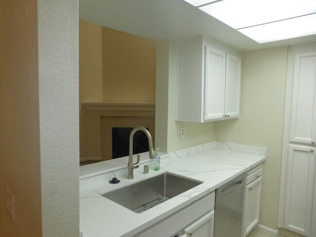 Foto del edificio - Townhouse 2 bedrooms, 2 1/2 baths, 2 car g...