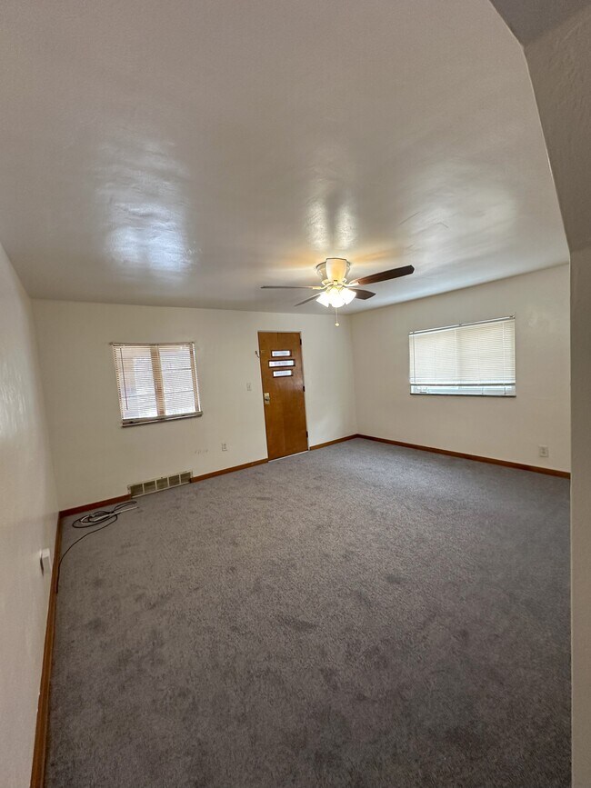 Building Photo - 1138-1138 Springdale Dr