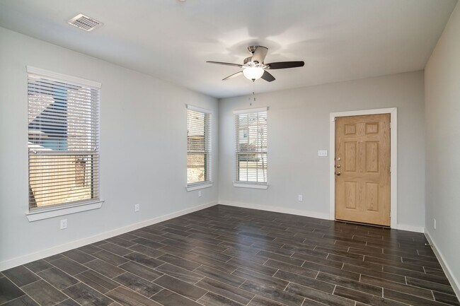 Foto del edificio - LUXURY 2 STORY DUPLEX LOCATED IN, MIDLOTHI...