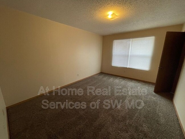 Building Photo - 1157 W Hall St