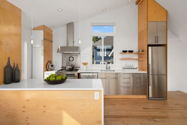 Building Photo - 2bd/1.75ba Seattle Townhouse