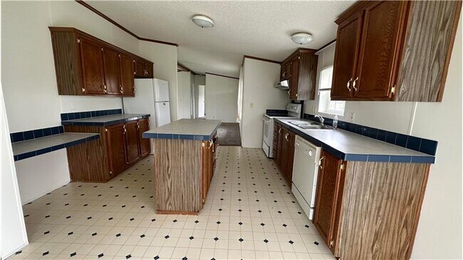 Building Photo - 610 Township Rd 381