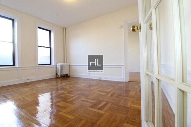 Building Photo - 18 AVENUE