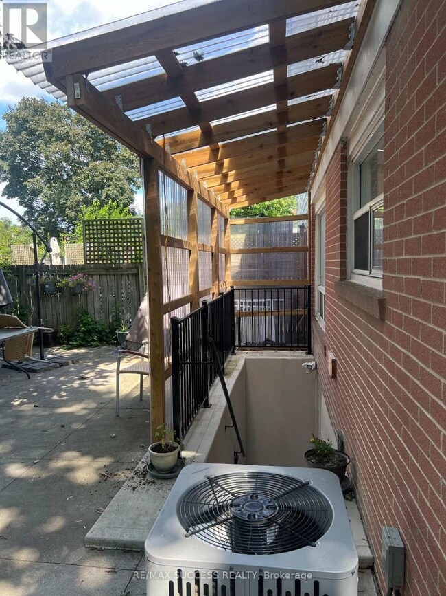 Building Photo - 583 Tedwyn Dr