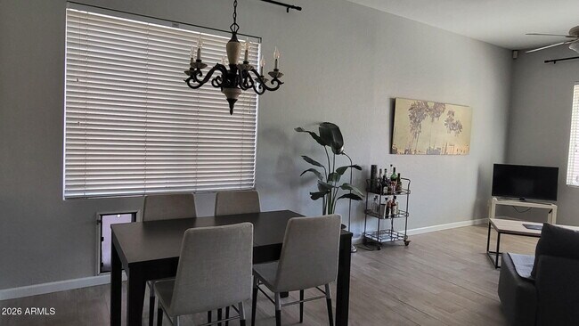 Foto del edificio - 453 W Larona Ln