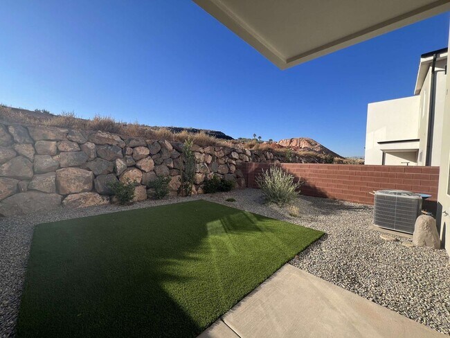 Foto del edificio - Stylish Desert Ridge Townhome with Modern Finishes & 2-Car Garage