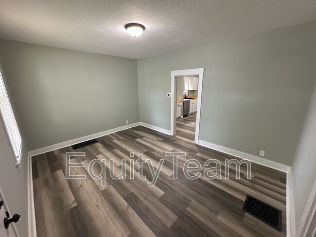 Building Photo - 657 Ross Ave