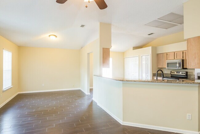 Foto del edificio - 7756 Enderby Ave E