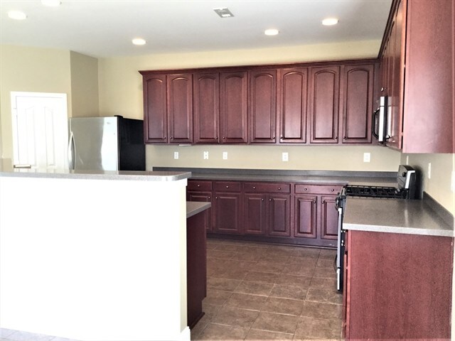 Building Photo - 6601 Ridgeview Commons Drive