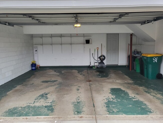 Building Photo - MUST SEE!! Location, Community, Quality Li...