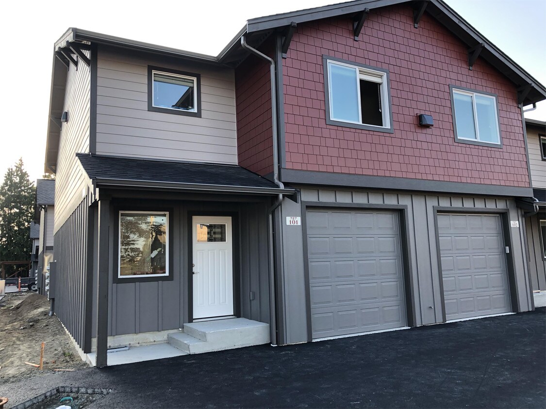 Building Photo - 727 Township St