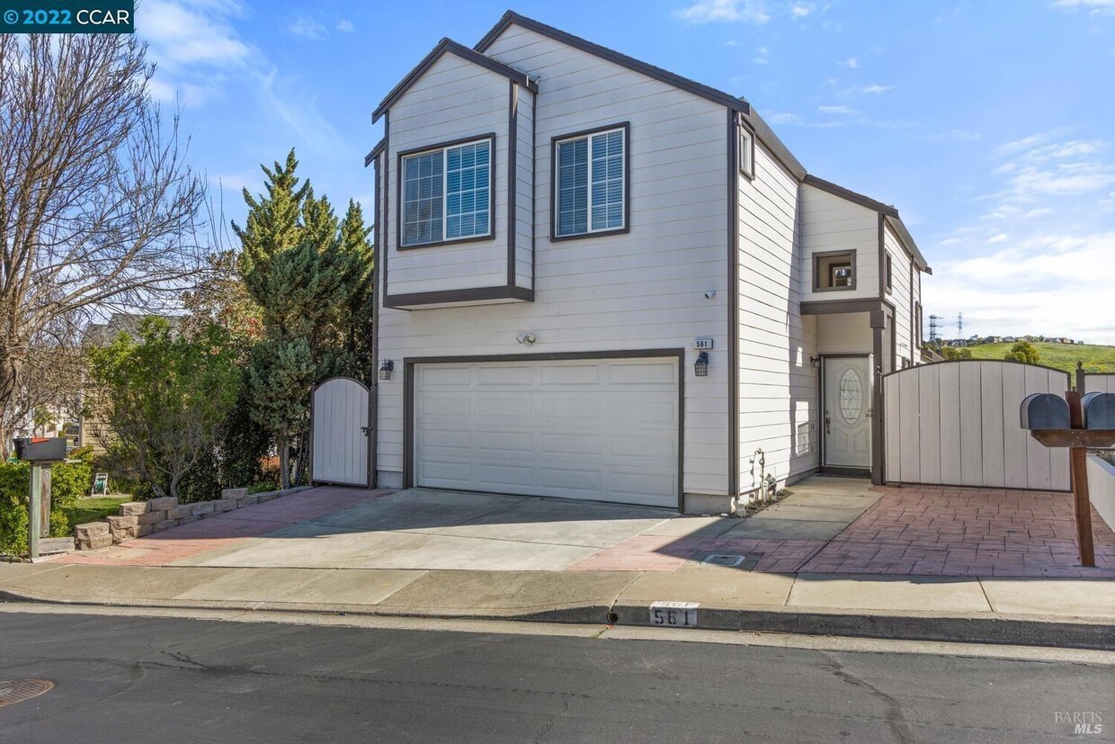 Primary Photo - 561 Jade Cir