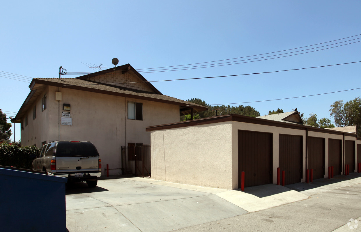 Building Photo - 213 Orangewood Ave